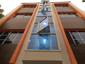 SoledadHotel Torres del Parque No1的有很多窗户的高楼