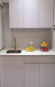 Kuchyň nebo kuchyňský kout v ubytování Radlett Residences Hotel - Tuguegarao