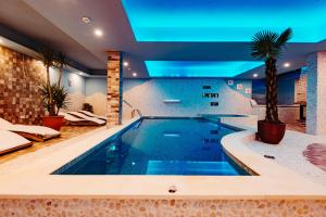 Bazén v ubytování Paradisul Transilvaniei Resort nebo v jeho okolí