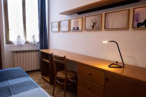 a room with a desk with a lamp and a bed at Appartamento 2 in centro a Roma in Rome