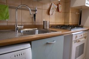 a kitchen with a sink and a stove at Appartamento 2 in centro a Roma in Rome +10 photos