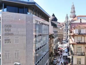 a city street filled with lots of tall buildings at Porto Royal Bridges Hotel in Porto