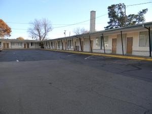 un aparcamiento vacío frente a un edificio en Fairfax Motel, en Roanoke Rapids