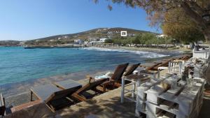 una fila de sillas y mesas en una playa en Anna, en Azolimnos