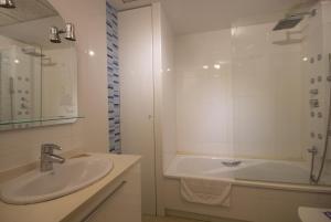 A bathroom at Style Apartment Patacona Beach segunda linea