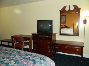 Una televisión o centro de entretenimiento en Fairfax Motel
