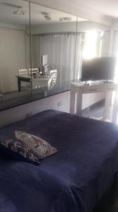 sypialnia z dużym łóżkiem i lustrem w obiekcie Dpto 2 pers x dia 20mil PESOS w mieście Tres Arroyos