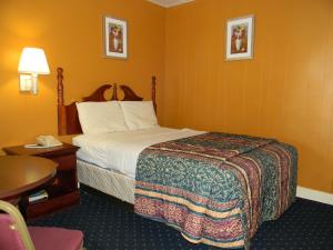 Fairfax Motel tesisinde bir odada yatak veya yataklar