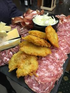 un plato de comida con carne y otros alimentos en Hotel Antica Torre, en Coredo