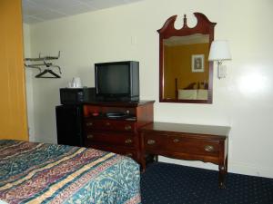 TV a/nebo společenská místnost v ubytování Fairfax Motel