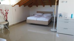 Кровать или кровати в номере Guest House Kukuljica 2