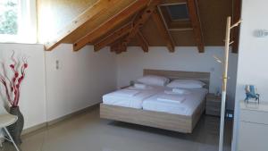 Кровать или кровати в номере Guest House Kukuljica 2