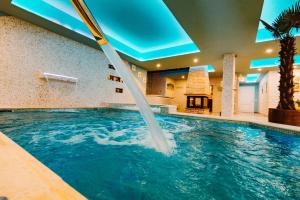 Bazén v ubytování Paradisul Transilvaniei Resort nebo v jeho okolí