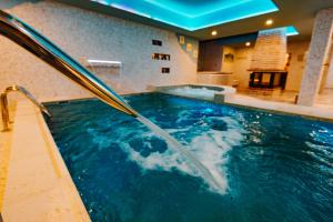Bazén v ubytování Paradisul Transilvaniei Resort nebo v jeho okolí
