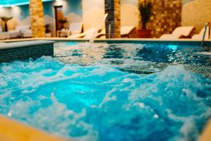 Bazén v ubytování Paradisul Transilvaniei Resort nebo v jeho okolí