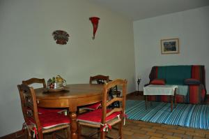 a dining room with a table and a chair at Le clos de Cantemerle in Saint-Sauveur