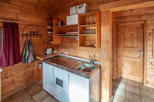 Nhà bếp/bếp nhỏ tại Ruhige Chalets mit Seeblick in zentraler Lage
