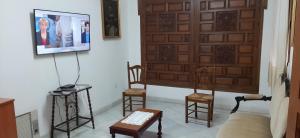 卡莫納的住宿－馬德雷德迪奧斯卡莫納修道院賓館，客厅配有椅子和木门