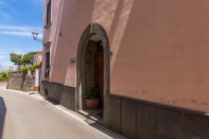 um edifício com uma arcada ao lado de uma rua em La Marinella em Sorrento