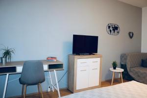 A television and/or entertainment centre at Hortenzia Apartman Pécs