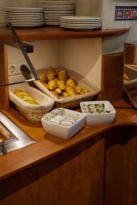 un mostrador con varios tazones de comida. en A-Train Hotel, en Ámsterdam
