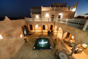 an overhead view of a building with a swimming pool at Maison Hassan Merzouga in Merzouga