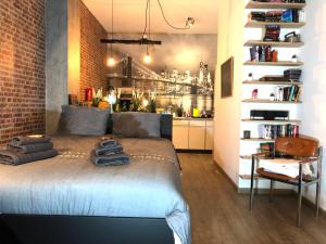 1 dormitorio con 1 cama con toallas en New York Loft - Fully equipped and available long-term - Perfect location IN city center, en Namur