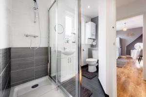 Ένα μπάνιο στο The Bluebird - One Bedroom Apartment in Watford