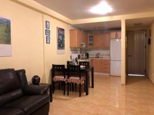 Η κουζίνα ή μικρή κουζίνα στο Vivienda Vacacional Balcón de La Villa +47 φωτογραφίες