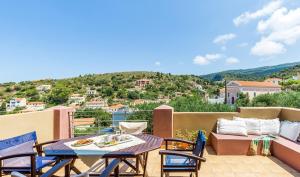 a patio with a table and chairs on a balcony at Cosis Inn in Asos