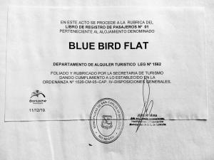 un sobre plano falso de pájaro azul con una firma en Blue Bird Flat en San Carlos de Bariloche