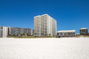 um grande edifício na praia ao lado de uma praia arenosa em Tradewind 1204 em Orange Beach