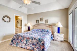 - une chambre avec un lit et un ventilateur de plafond dans l'établissement Sundance East, à Gulf Shores