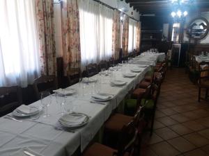 Reštaurácia alebo iné gastronomické zariadenie v ubytovaní Hostal Los Galgos