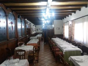 Reštaurácia alebo iné gastronomické zariadenie v ubytovaní Hostal Los Galgos