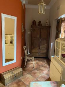 een kamer met een spiegel en een stoel bij Casa Rural Marín in Hecho