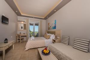 sypialnia z 2 łóżkami i salon ze stołem w obiekcie Katerina Rooms w mieście Méson Yerakaríon
