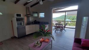 VILLA MARINA Appart Hotes في بويانت: غرفة معيشة مع مطبخ وشرفة