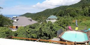 VILLA MARINA Appart Hotes في بويانت: اطلالة على مسبح و منزل