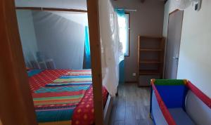 VILLA MARINA Appart Hotes في بويانت: غرفة نوم بها سرير بطابقين وسرير أطفال +5 صور