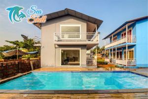 Bazén v ubytování Sea Shell Beach Cottages & Suites nebo v jeho okolí
