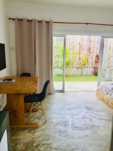Habitación con escritorio, cama y ventana en Otium en Coteau Raffin
