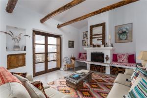 - un salon avec un canapé et une table dans l'établissement Casa Higueras, à Moclín