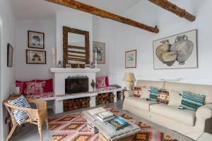 a living room with a couch and a fireplace at Casa Higueras in Moclín