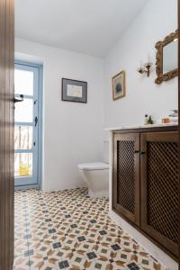 a bathroom with a toilet and a sink and a tub at Casa Higueras in Moclín
