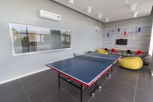 una sala de ping pong con mesa de ping pong en Moderno apartamento en Edificio One Torre 2, en Punta del Este