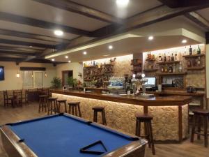 una mesa de billar en una habitación con bar en Hotel Arume, en Bóveda