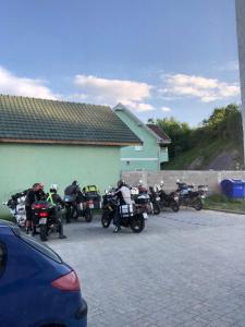 um grupo de motociclos estacionados ao lado de um edifício em Emro-S em Novi Pazar