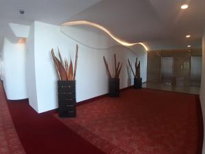 Una habitación con tres jarrones negros con palos. en AUTO HOTEL LEGARIA en Ciudad de México