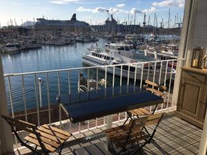 Marinca du Port de Toulon的阳台或露台